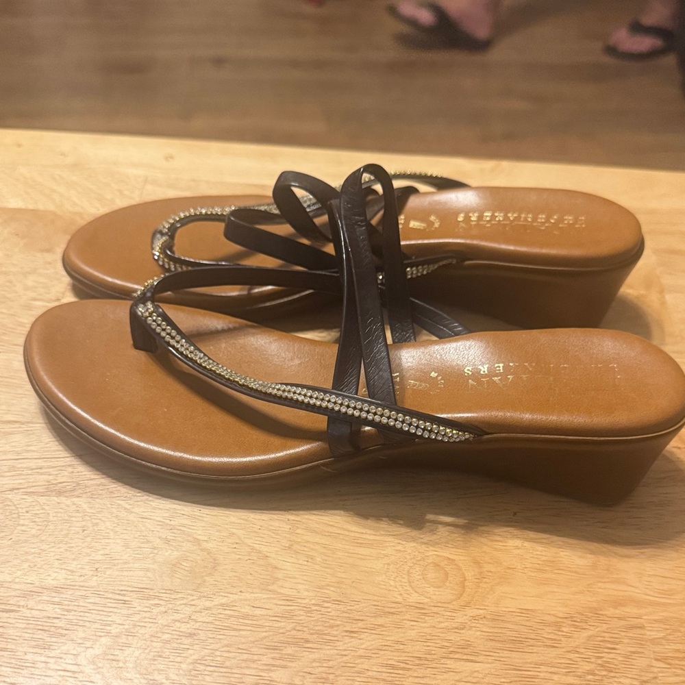Italian Shoemakers Brown and Black Sandals - Picture 2 of 4
